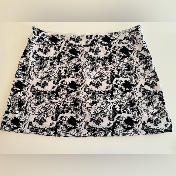 TRANQUILITY BLACK & WHITE FLORAL SKORT. SIZE LARGE WITH WHITE UNDER SHORTS - Picture 4 of 9